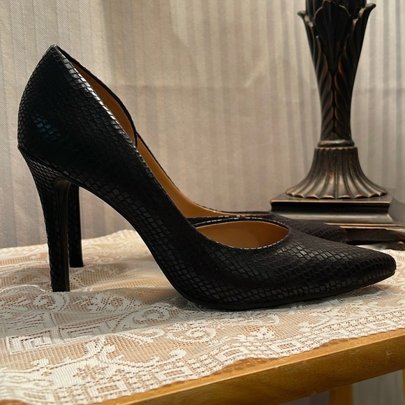Mossimo Supply Co Black and Gold Heels with Pointed Toe Design - Picture 4 of 14